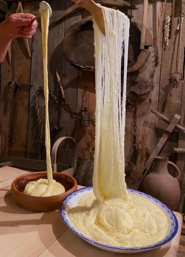ホテル Ushguli 12 Century エクステリア 写真